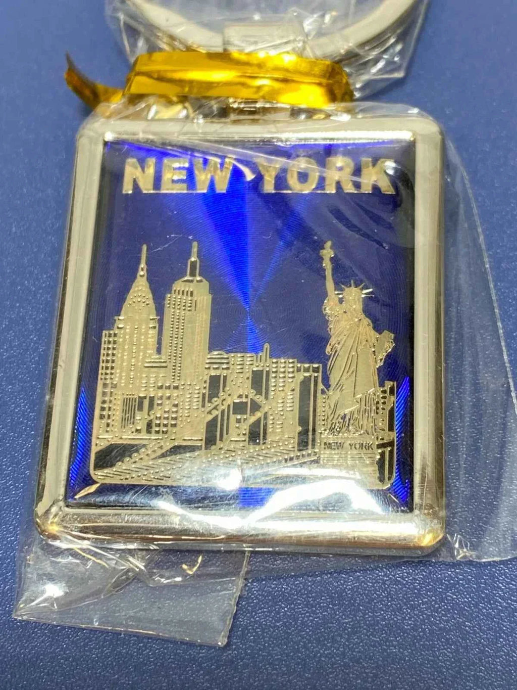 New York City Souvenir Metal Keychain – Statue of Liberty & Skyline Design Blue Gold Key Ring